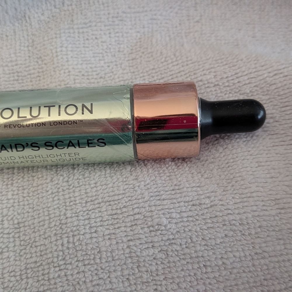 Revolution Vivid Baked Highlighters and Liquid Lipstick - Picture 5 of 10